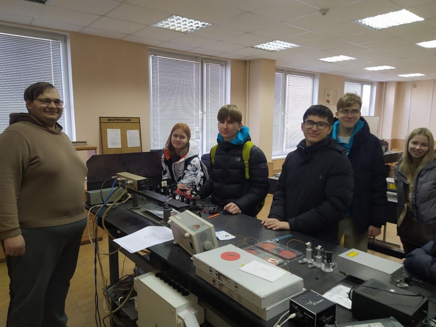 Одаренные школьники, увлеченные лазерными технологиями, на ПСФ